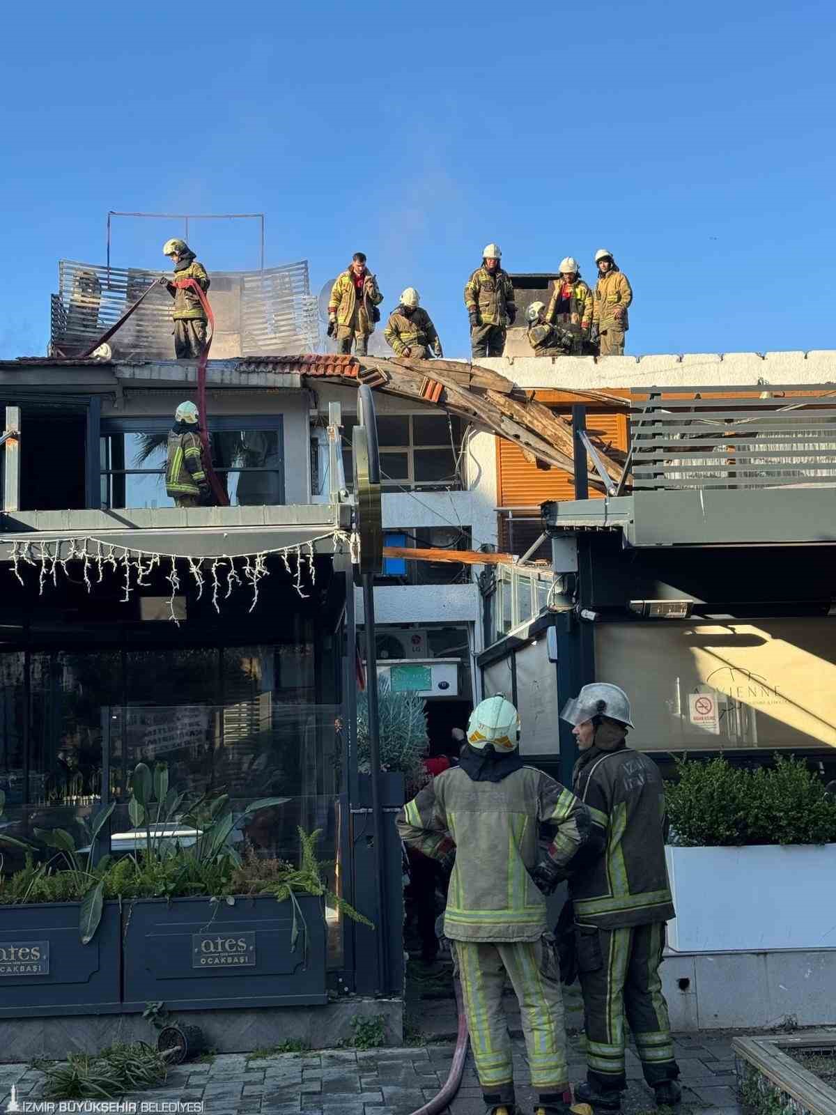 Restoran çatısı alevlere teslim oldu
