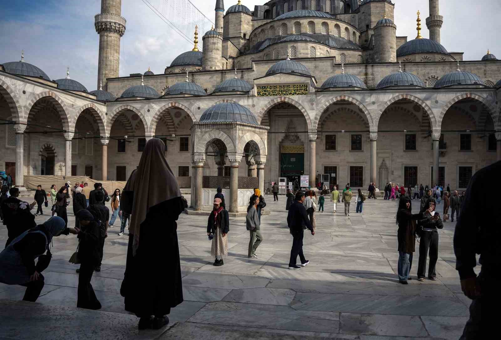Restorasyonu tamamlanan Sultanahmet Camii’ne ziyaretçi akını
