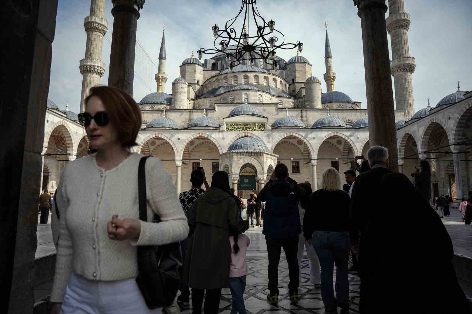 Restorasyonu tamamlanan Sultanahmet Camii’ne ziyaretçi akını
