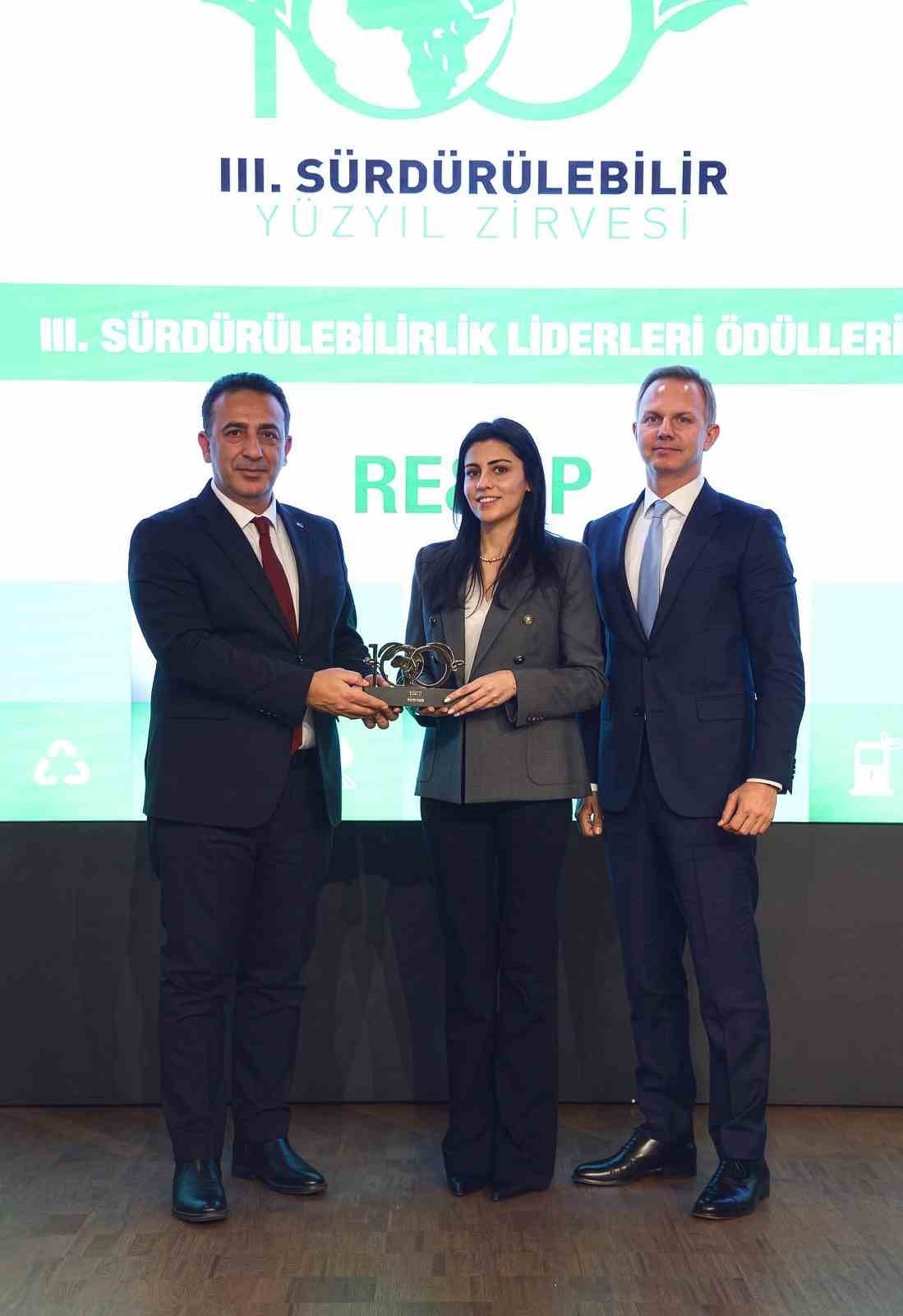 RE&UP, tekstil sektöründeki döngüsel ekonomi modeliyle Sürdürülebilirlik Liderleri Ödülü’nün sahibi oldu
RE&UP, tekstil sektöründeki döngüsel ekonomi modeliyle Sürdürülebilirlik Liderleri Ödülü’nün sahibi oldu