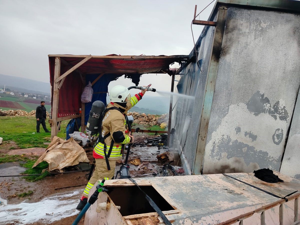 Reyhanlı’da alevlere telsim olan konteyner yandı
