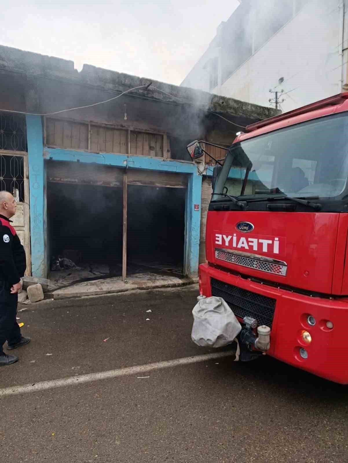 Reyhanlı’da iş yeri alevlere teslim oldu
