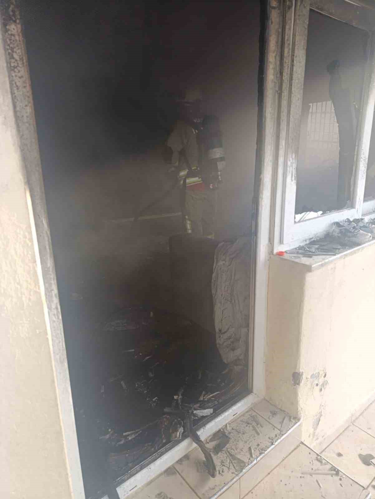 Reyhanlı’da yanan ev kullanılmaz hale geldi
