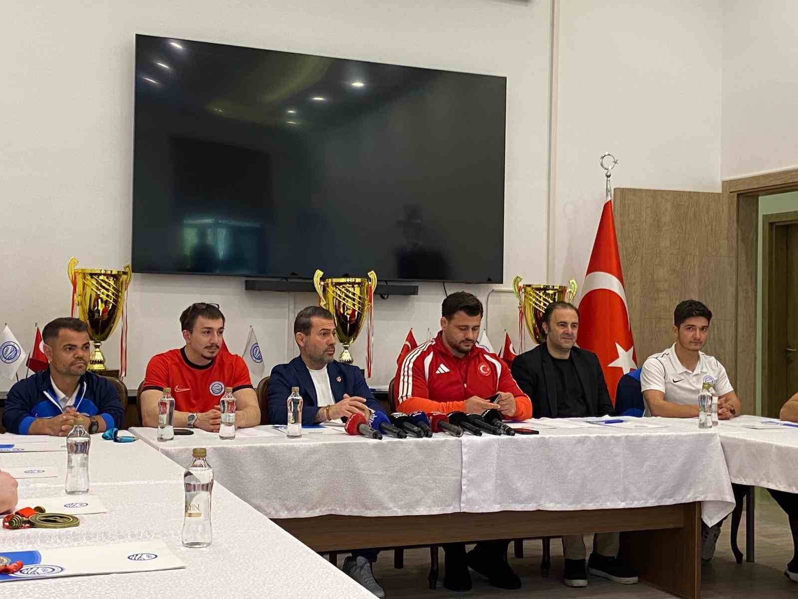 Rıza Kayaalp: "Aktif güreş yapmayan Taha Akgül rekoru kırmaya daha yakın"
