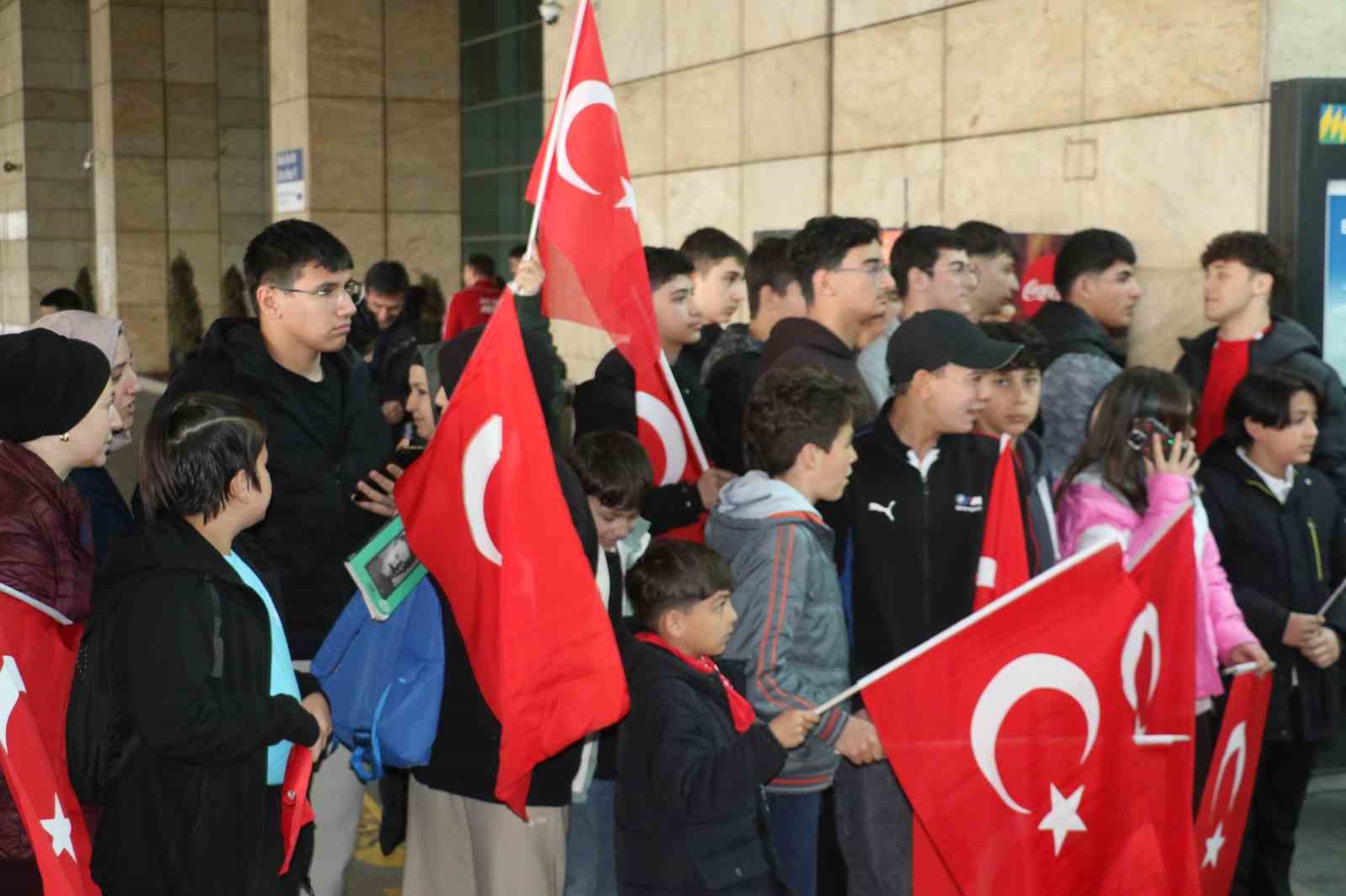 Rıza Kayaalp ve Güreş Milli Takımı yurda döndü
