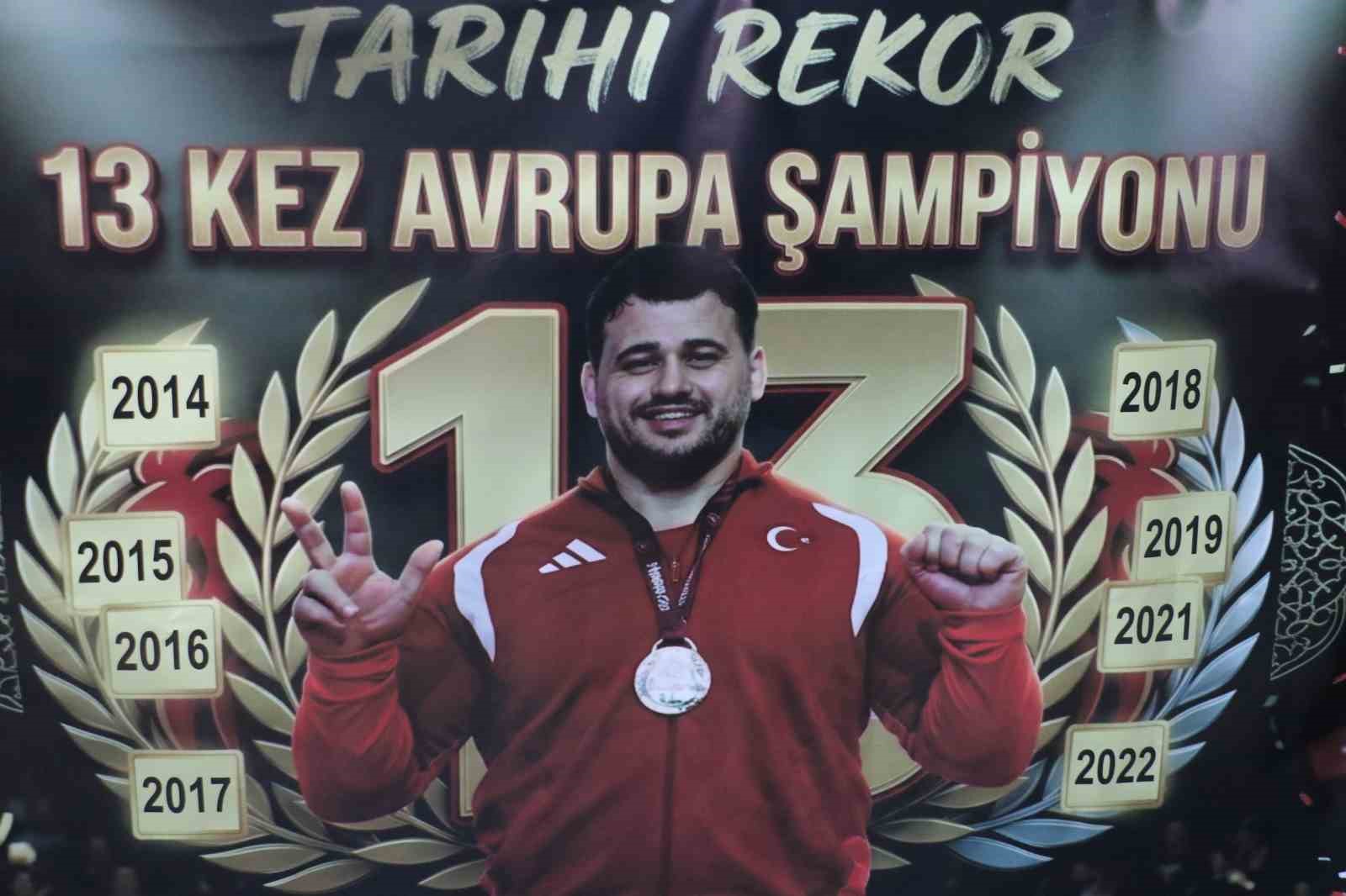 Rıza Kayaalp ve Güreş Milli Takımı yurda döndü
