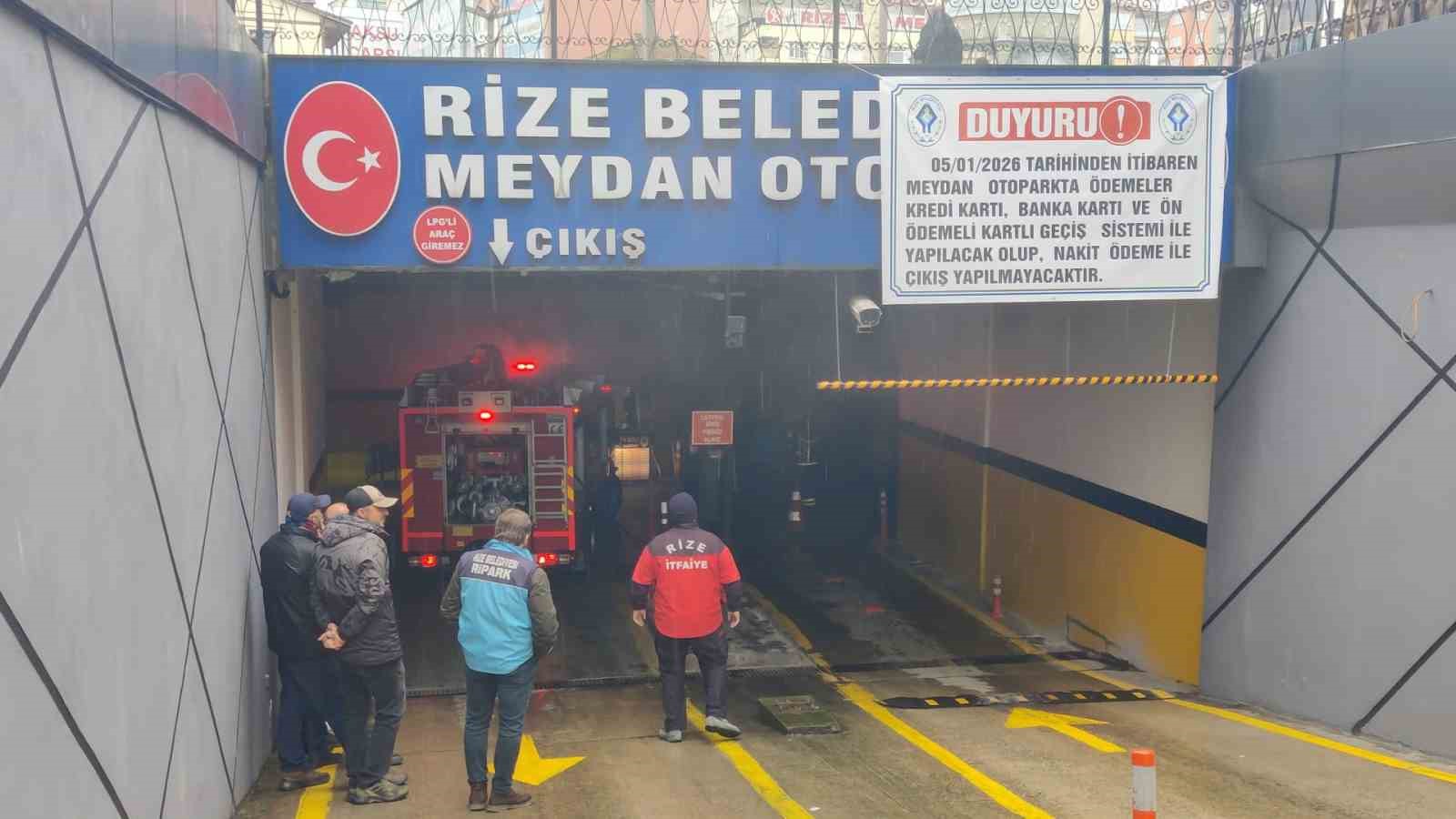 Rize kent meydanındaki otoparkta yangın paniği
