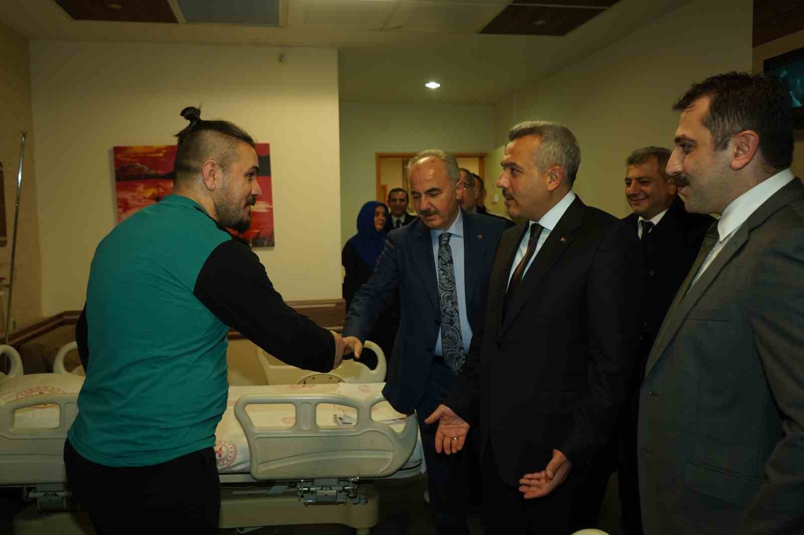 Rize protokolünden yeni yıla çalışarak girenlere ziyaret
