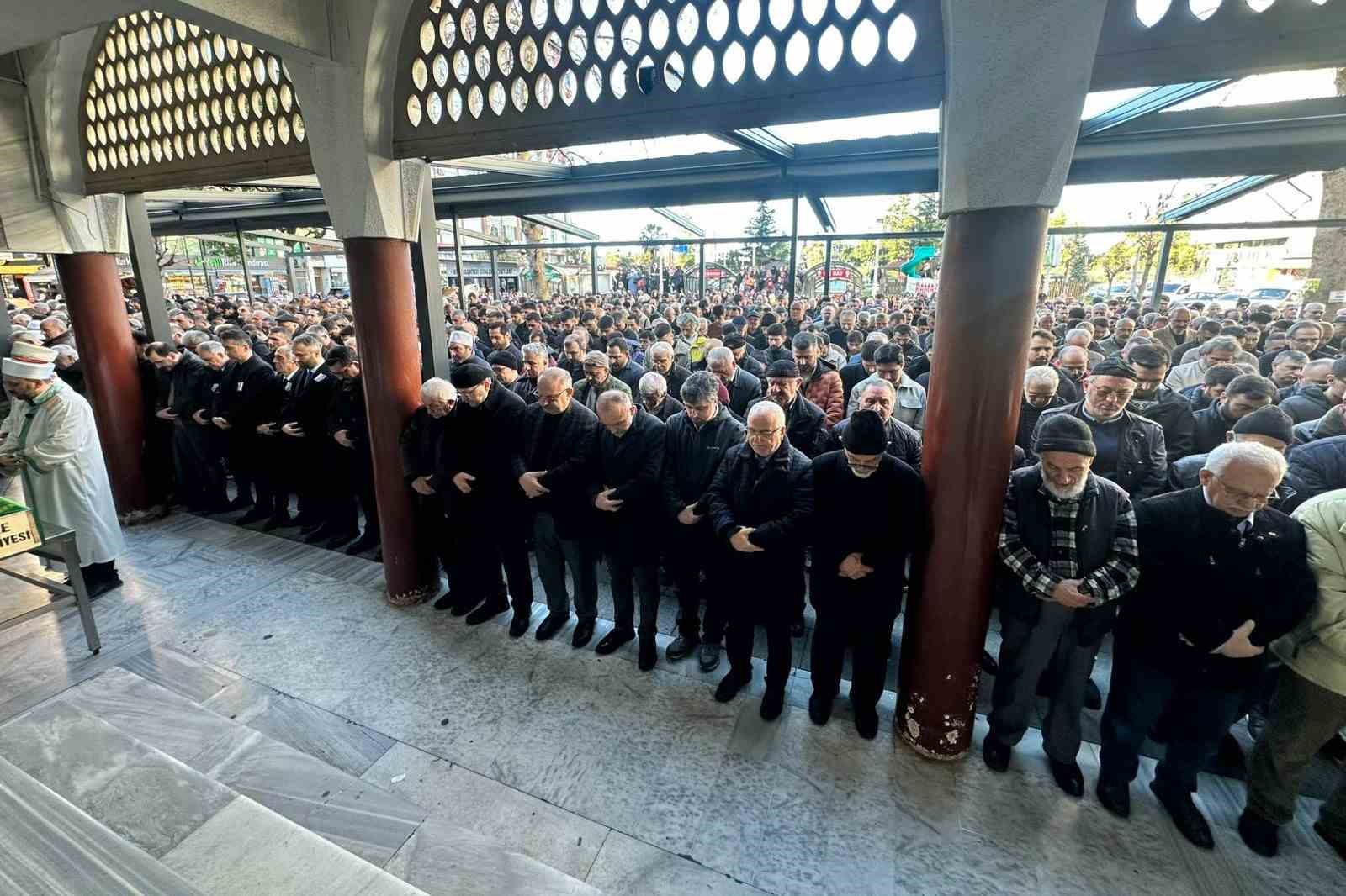 Rize’de 10. kattan düşerek hayatını kaybeden akademisyen son yolculuğuna uğurlandı
