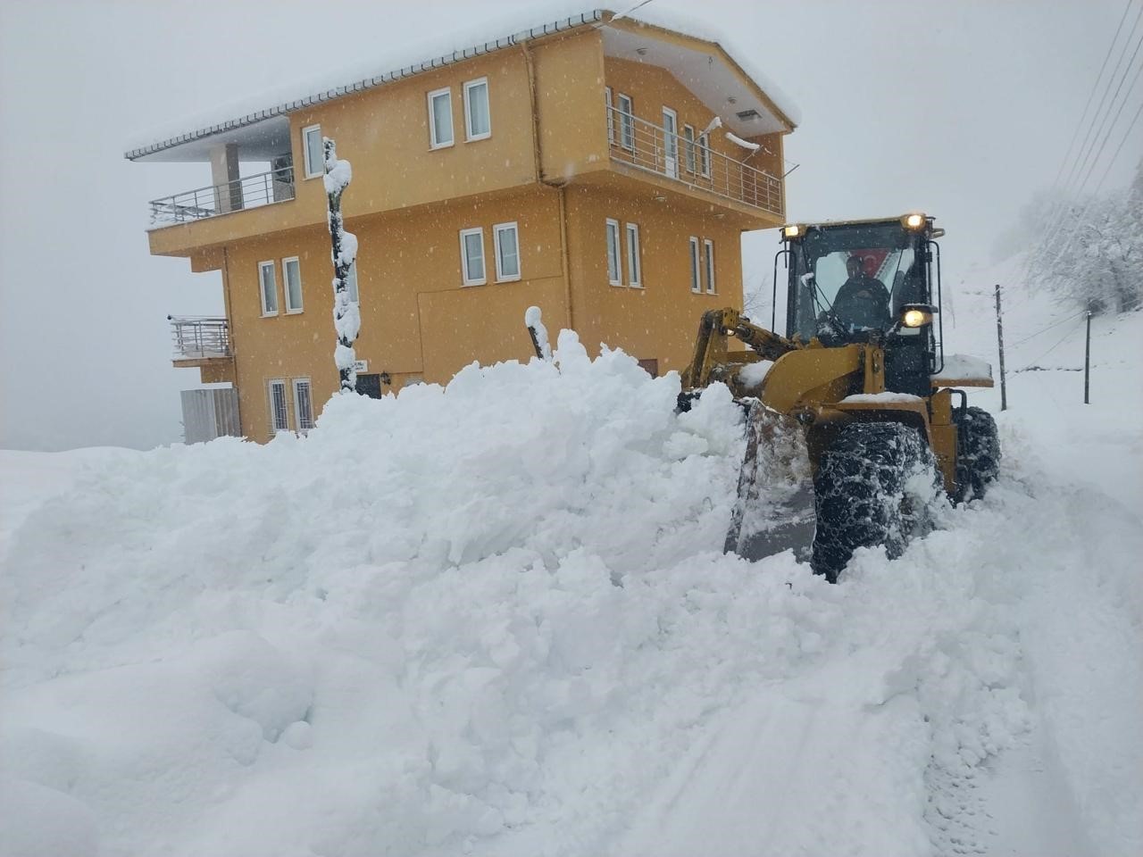 Rize’de 51 köy yolu kar yağışı nedeniyle ulaşıma kapandı

