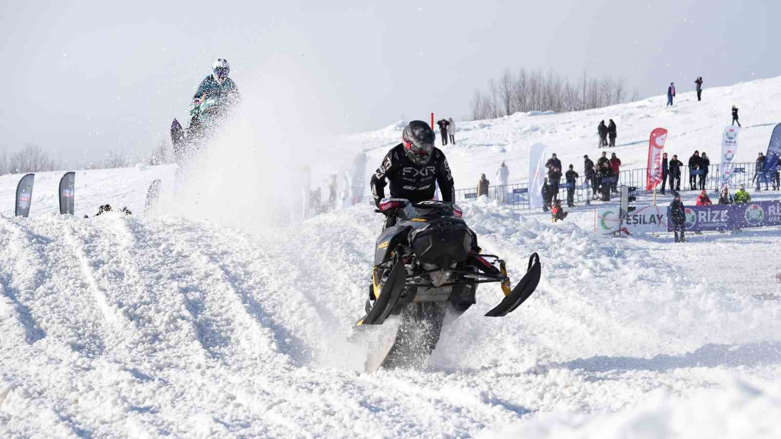 Rize’de adrenalin sis deniziyle buluştu, ortaya görsel şölen çıktı
