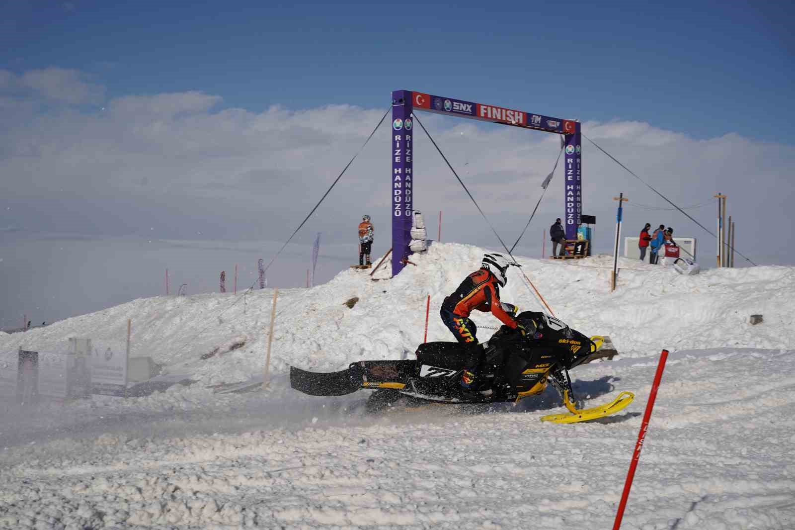 Rize’de adrenalin sis deniziyle buluştu, ortaya görsel şölen çıktı
