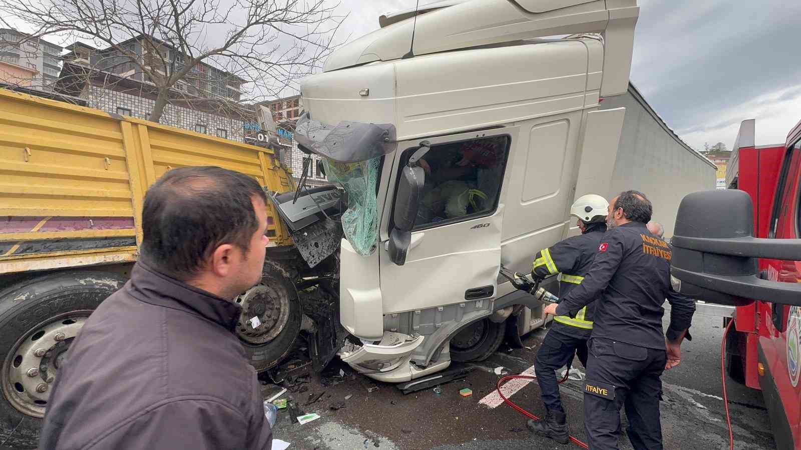 Rize’de arıza yaptığı için park halinde olan tıra başka bir tır çarptı: 1’i ağır 4 yaralı
