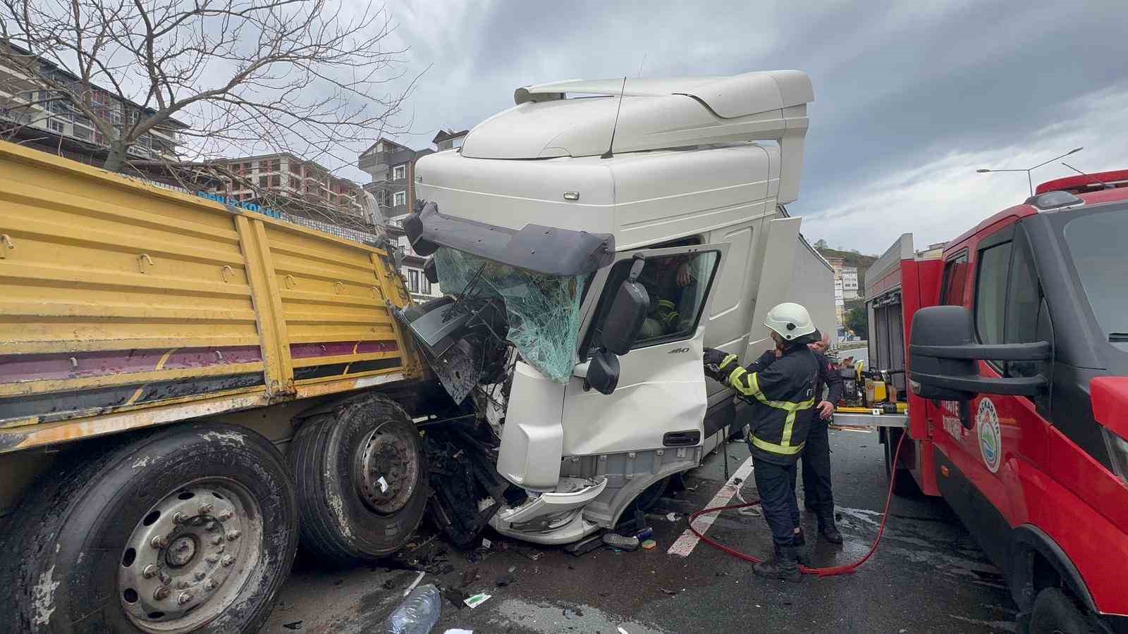 Rize’de arıza yaptığı için park halinde olan tıra başka bir tır çarptı: 1’i ağır 4 yaralı

