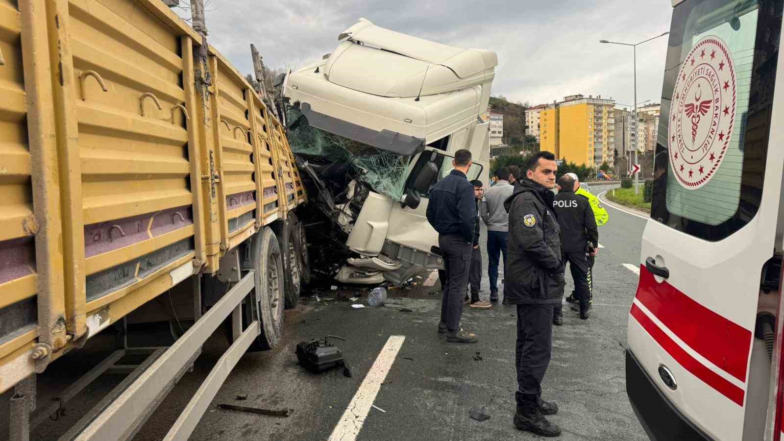 Rize’de arıza yaptığı için park halinde olan tıra başka bir tır çarptı: 1’i ağır 4 yaralı
