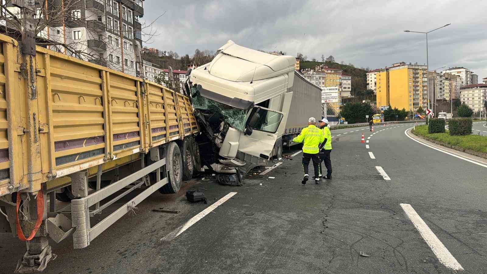 Rize’de arıza yaptığı için park halinde olan tıra başka bir tır çarptı: 1’i ağır 4 yaralı
