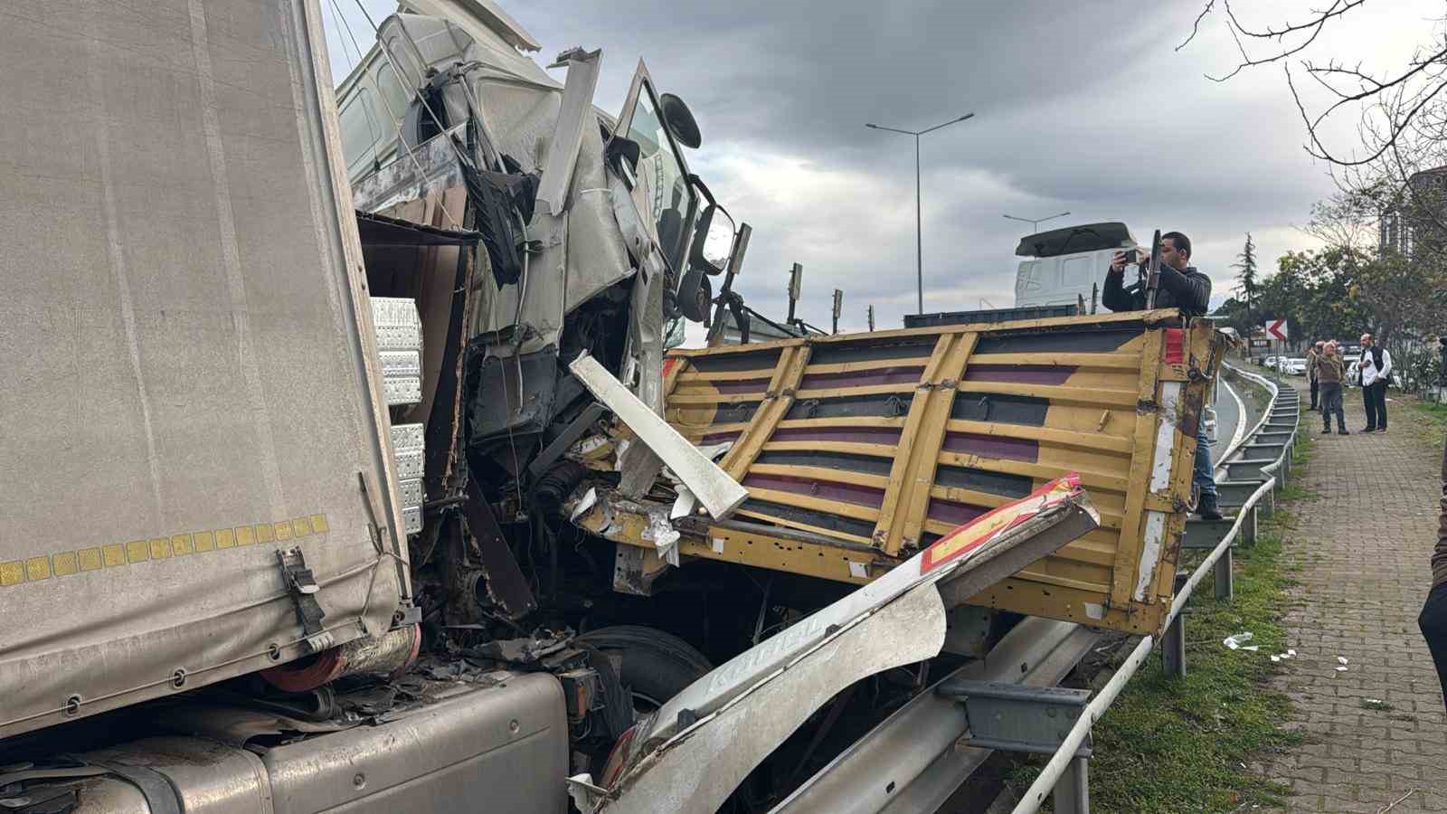 Rize’de arıza yaptığı için park halinde olan tıra başka bir tır çarptı: 1’i ağır 4 yaralı
