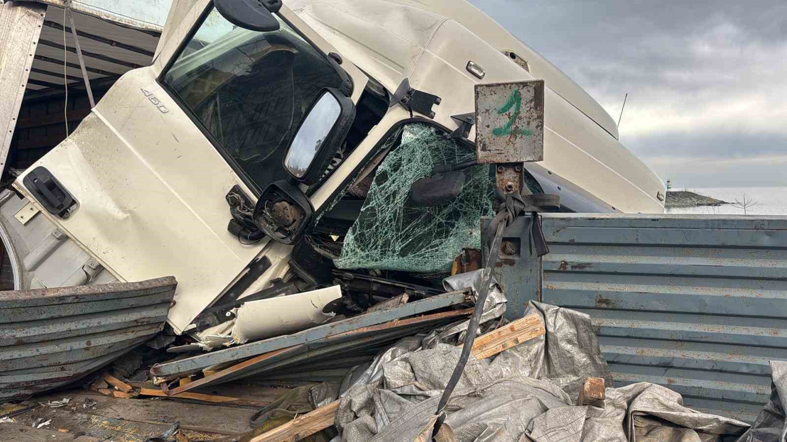 Rize’de arıza yaptığı için park halinde olan tıra başka bir tır çarptı: 1’i ağır 4 yaralı
