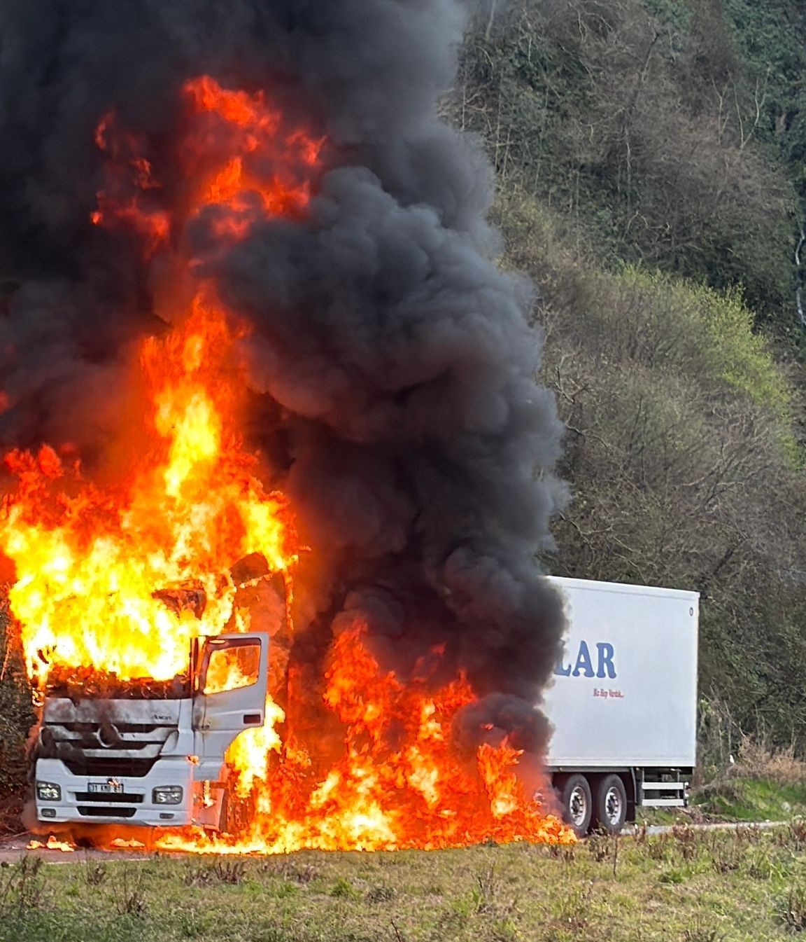 Rize’de arızalanan tır alev alev yandı
