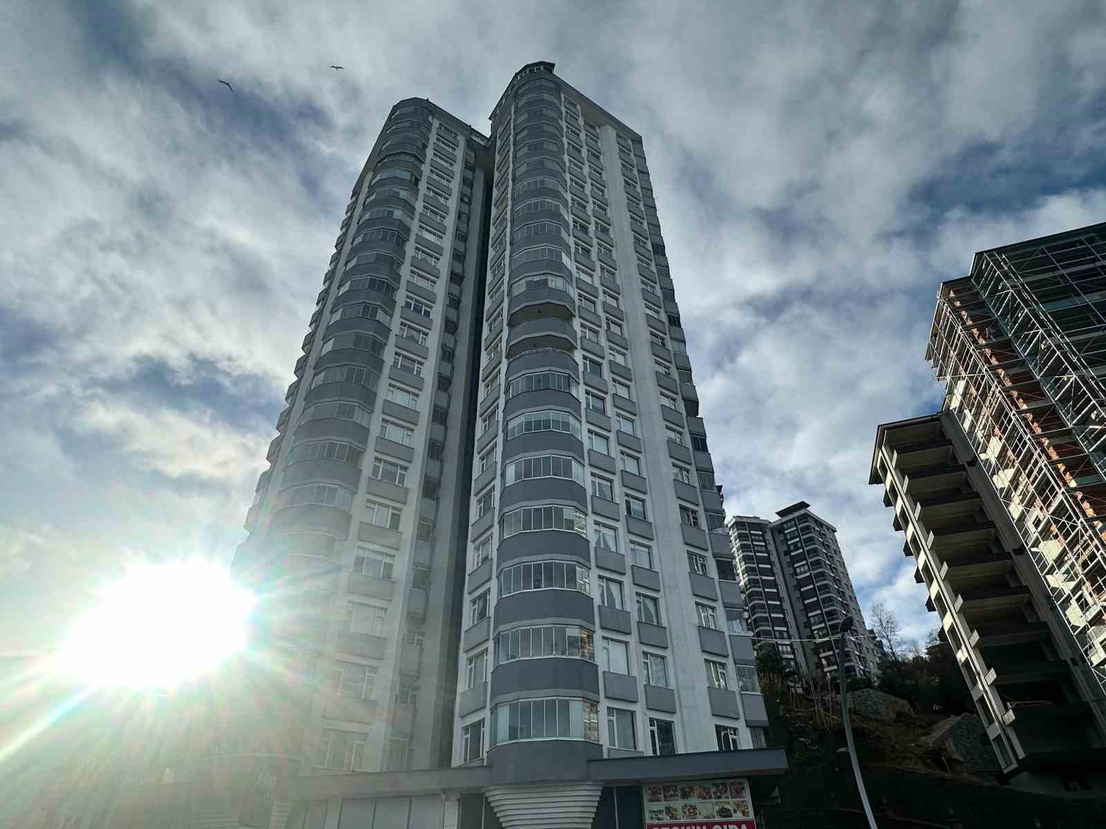 Rize’de binanın 10. katından düşen akademisyen yaşamını yitirdi
