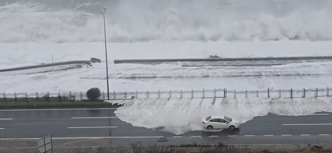 Rize’de dev dalgalar Karadeniz Sahil Yolu’na ulaştı
