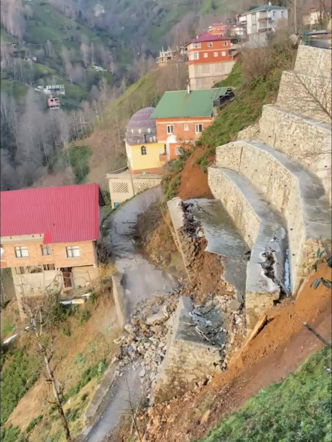 Rize’de istinat duvarı çöktü: 2 ev tedbir amaçlı boşaltıldı
