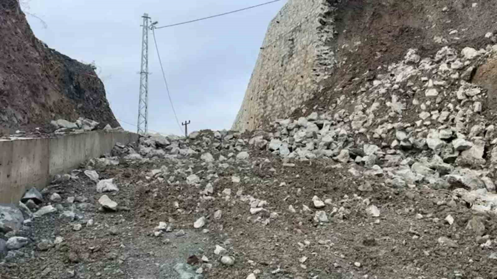 Rize’de istinat duvarı çöktü
