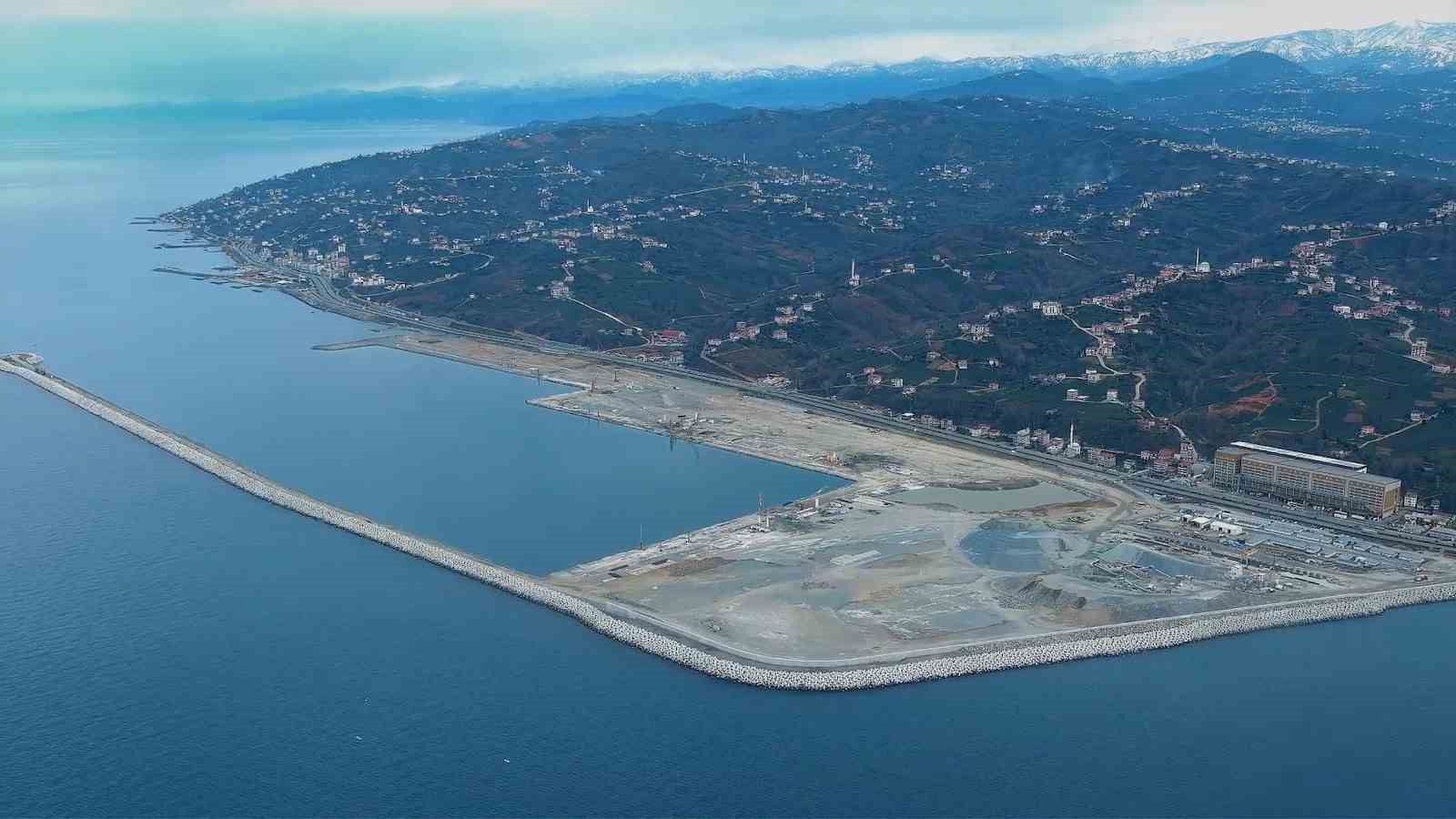 Rize’de İyidere Lojistik Limanı inşaatı sürüyor
Rize’de İyidere Lojistik Limanı inşaatı sürüyor