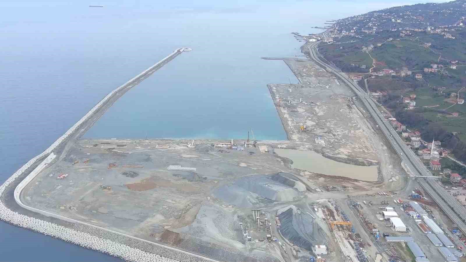 Rize’de İyidere Lojistik Limanı inşaatı sürüyor
Rize’de İyidere Lojistik Limanı inşaatı sürüyor