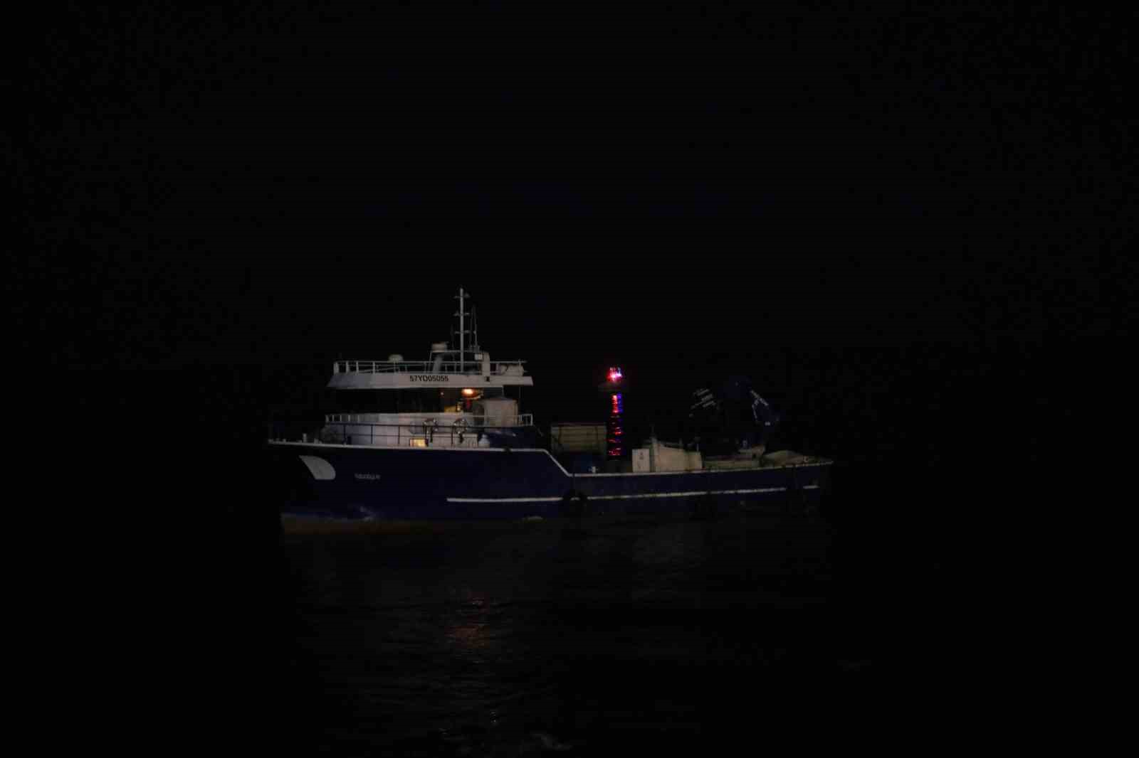 Rize’de kafes balıkçılığında kullanılan balıkçı motoru karaya oturdu
