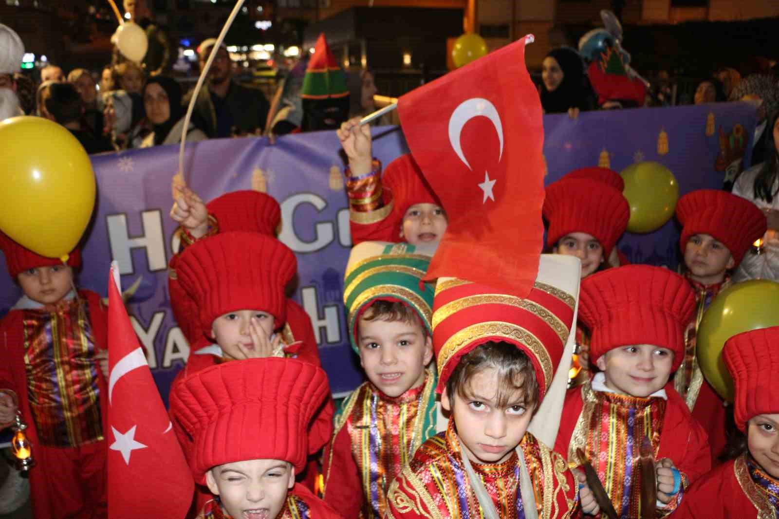 Rize’de minikler ve aileleri Ramazan ayını fener alayı ile karşıladı
