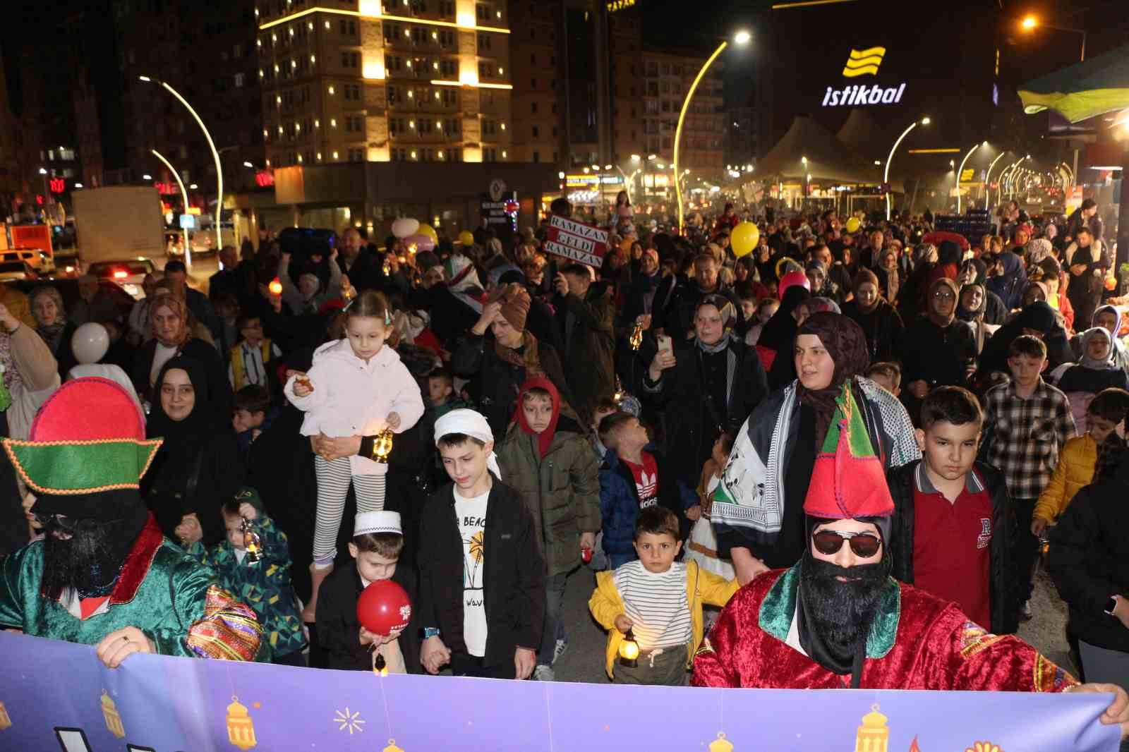 Rize’de minikler ve aileleri Ramazan ayını fener alayı ile karşıladı
