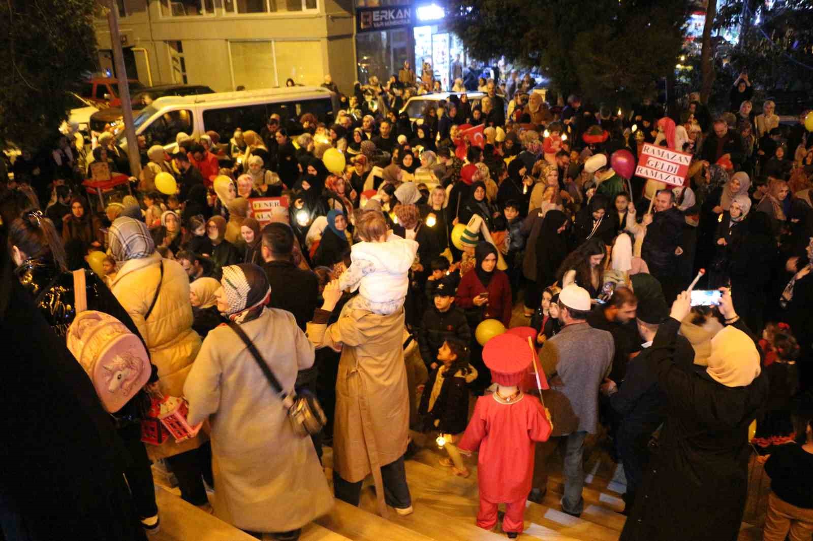 Rize’de minikler ve aileleri Ramazan ayını fener alayı ile karşıladı
