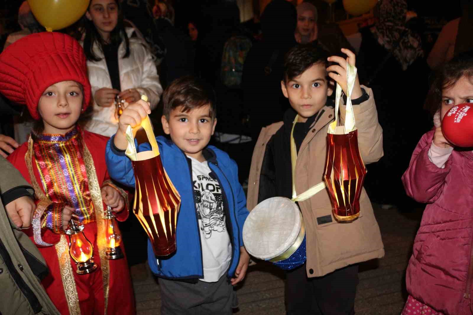 Rize’de minikler ve aileleri Ramazan ayını fener alayı ile karşıladı
