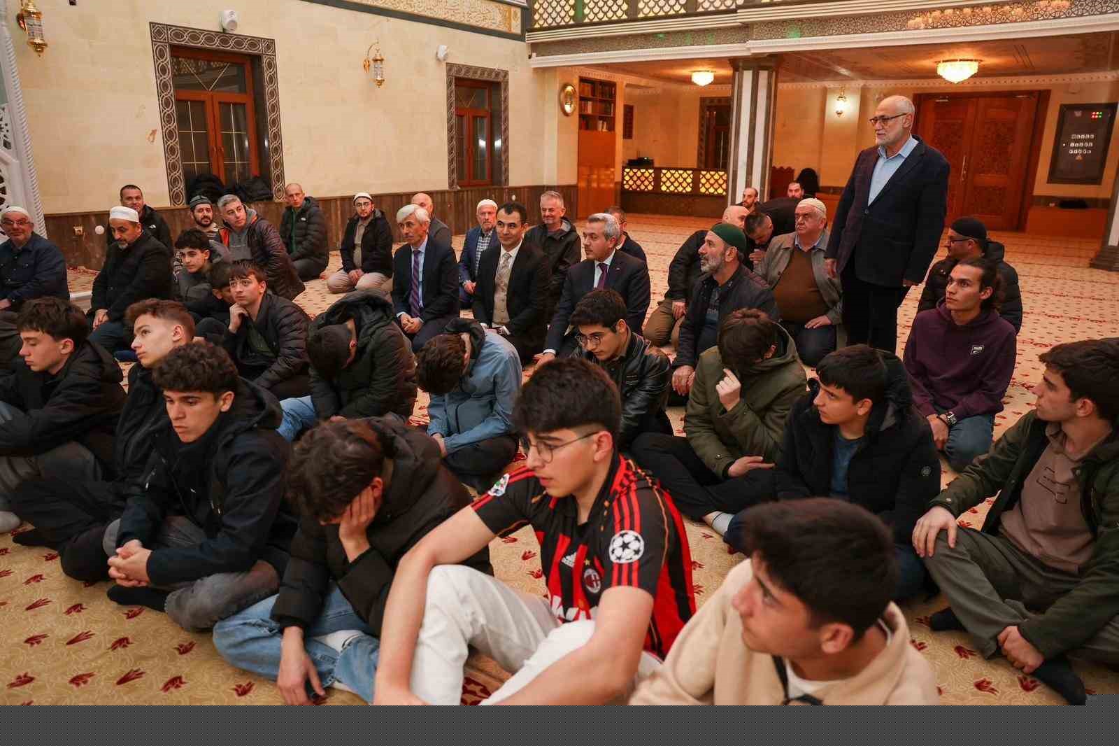 Rize’de öğrenciler cemaati az olan camilerde teravih namazında buluşuyor
