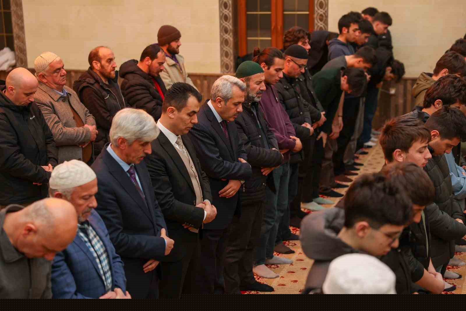 Rize’de öğrenciler cemaati az olan camilerde teravih namazında buluşuyor
