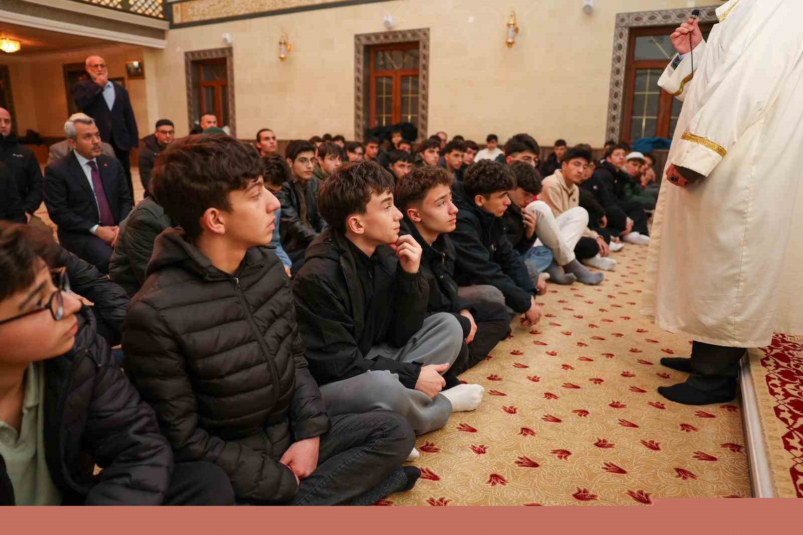 Rize’de öğrenciler cemaati az olan camilerde teravih namazında buluşuyor
