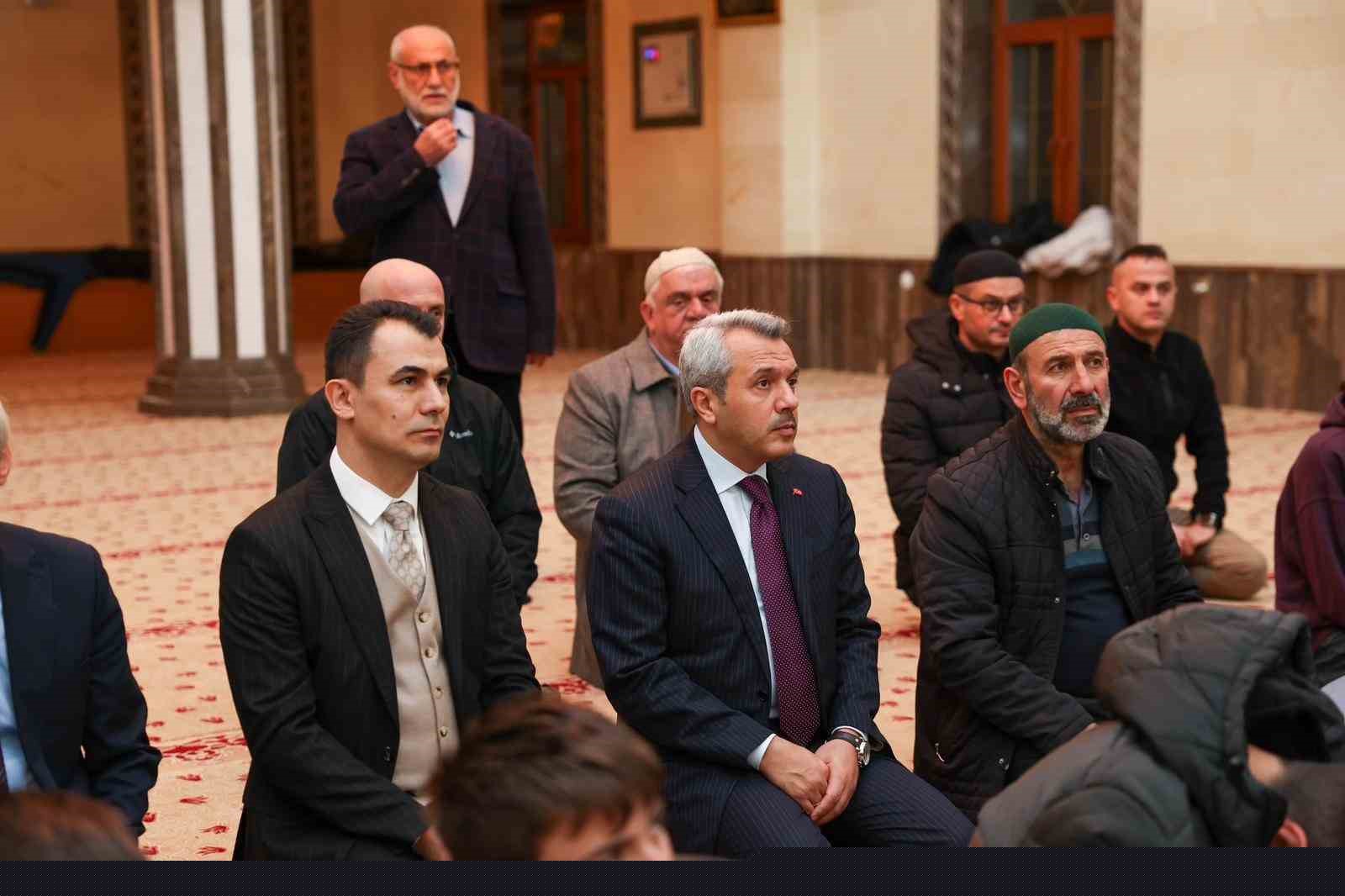 Rize’de öğrenciler cemaati az olan camilerde teravih namazında buluşuyor
