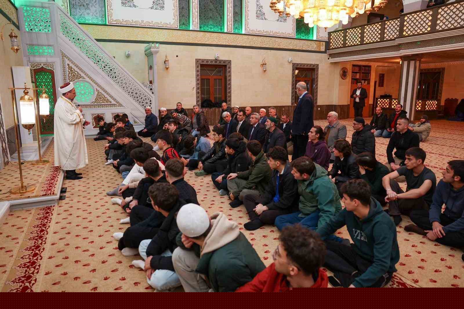 Rize’de öğrenciler cemaati az olan camilerde teravih namazında buluşuyor
