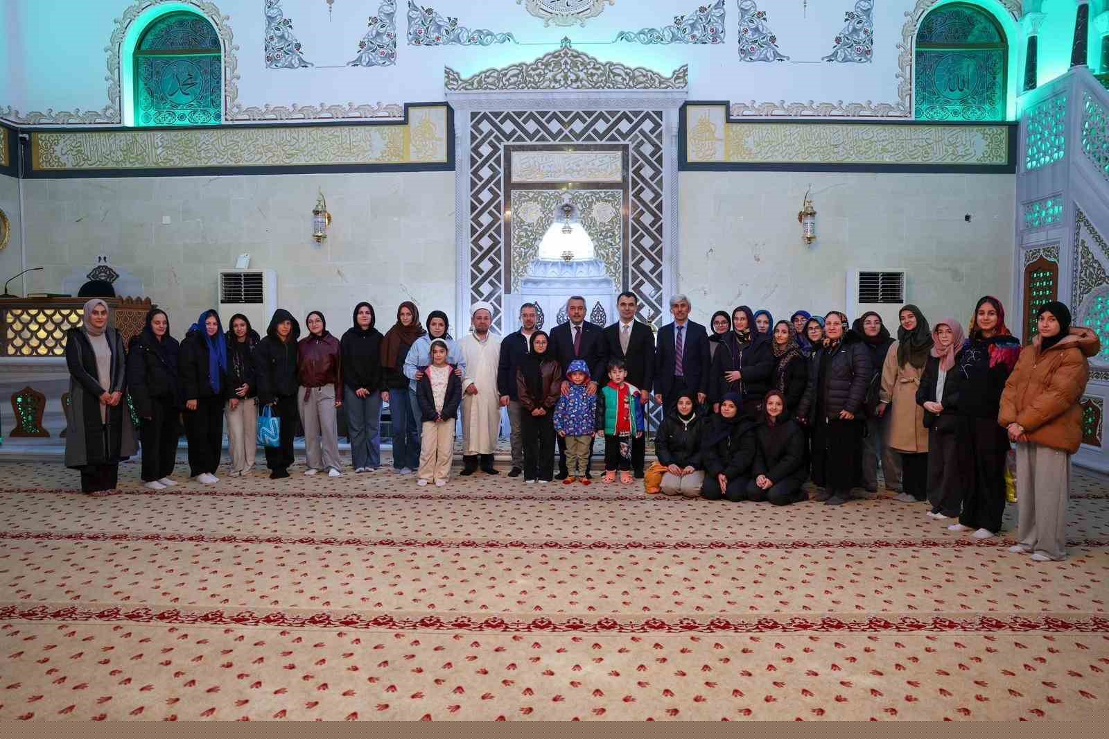 Rize’de öğrenciler cemaati az olan camilerde teravih namazında buluşuyor
