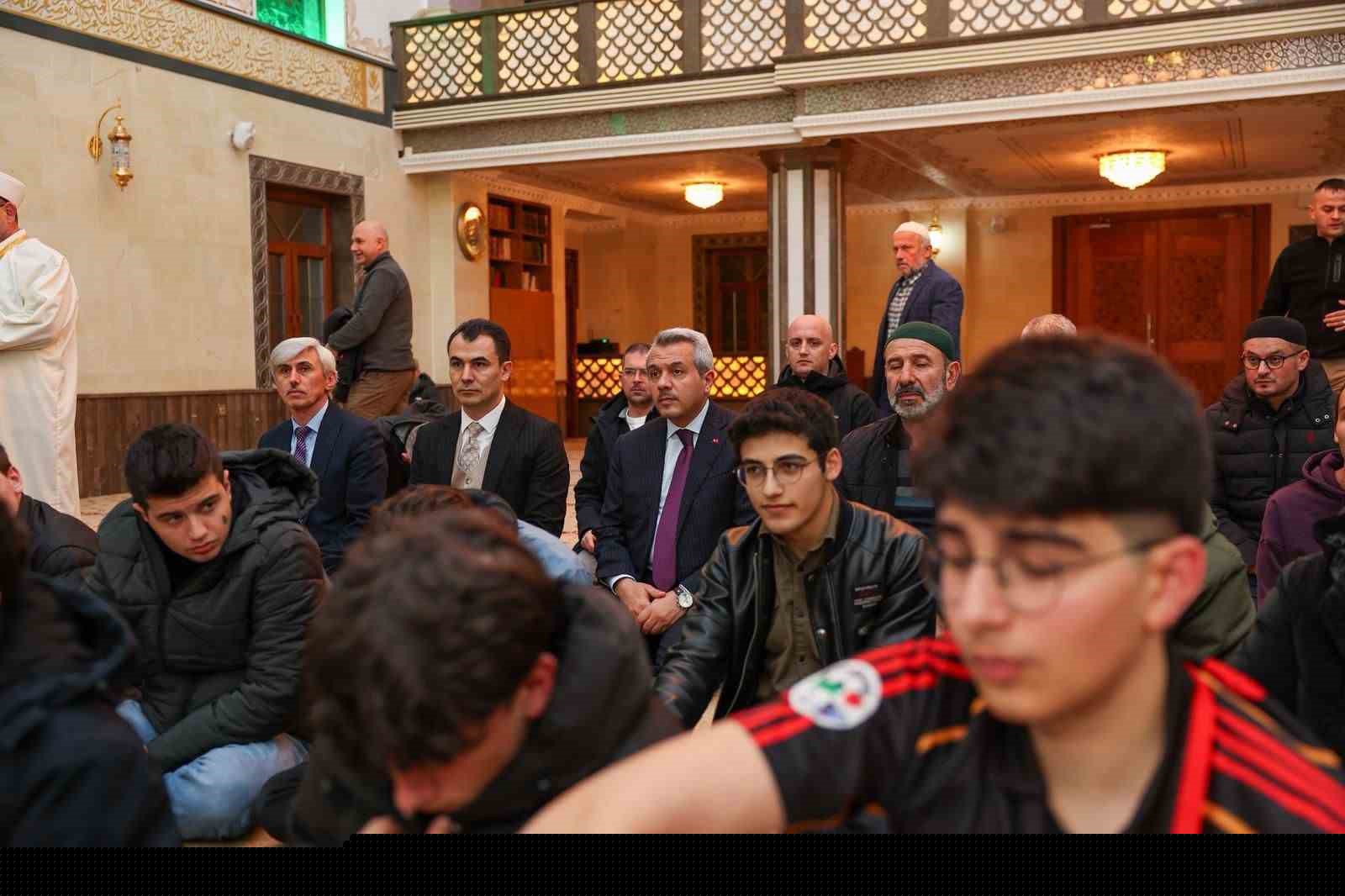 Rize’de öğrenciler cemaati az olan camilerde teravih namazında buluşuyor
