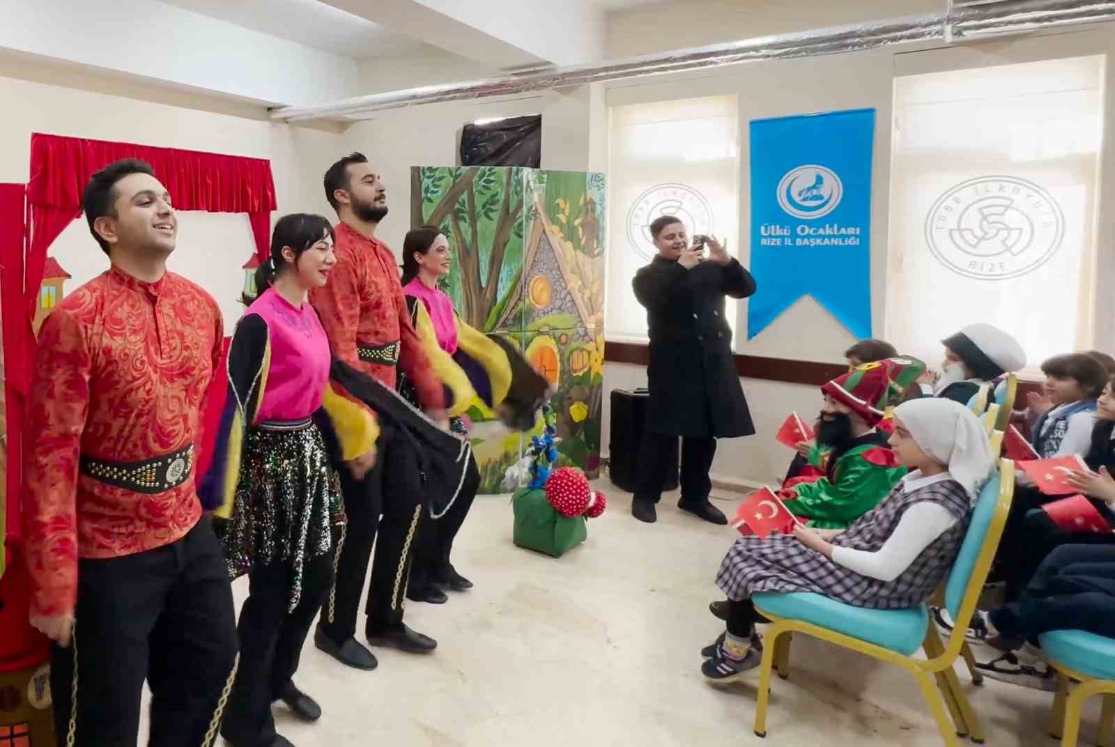 Rize’de öğrencilere Karagöz ve Hacivat gösterisi
