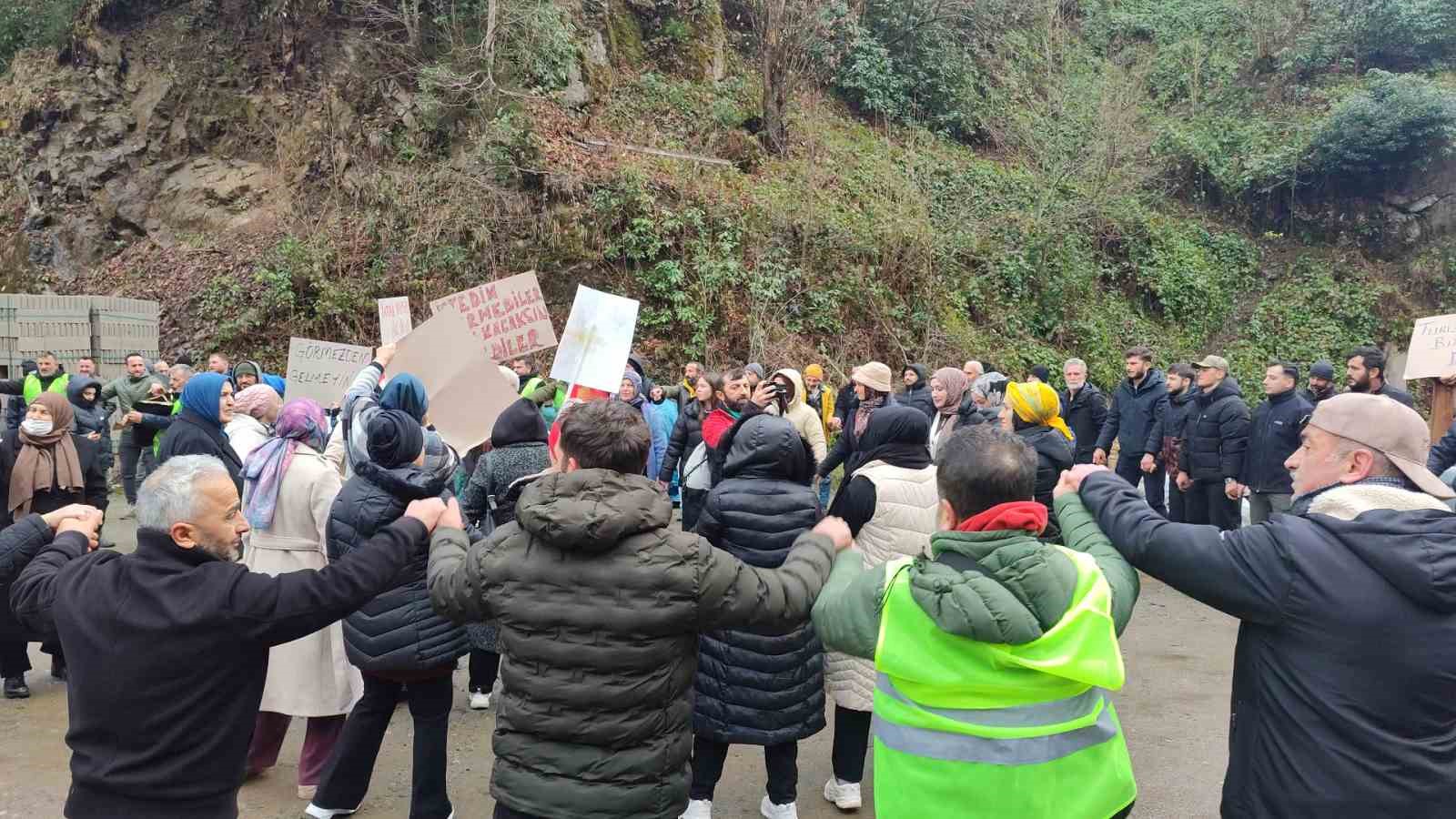 Rize’de ruhsatsız turizm işletmecilerinden "Yıkmayın" protestosu

