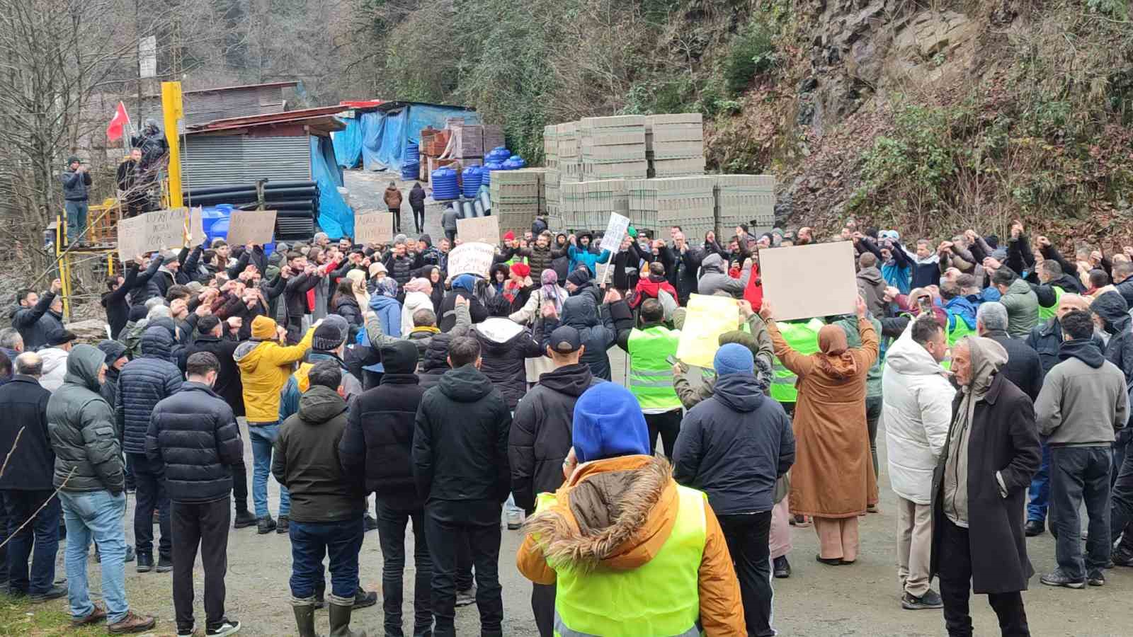 Rize’de ruhsatsız turizm işletmecilerinden "Yıkmayın" protestosu
