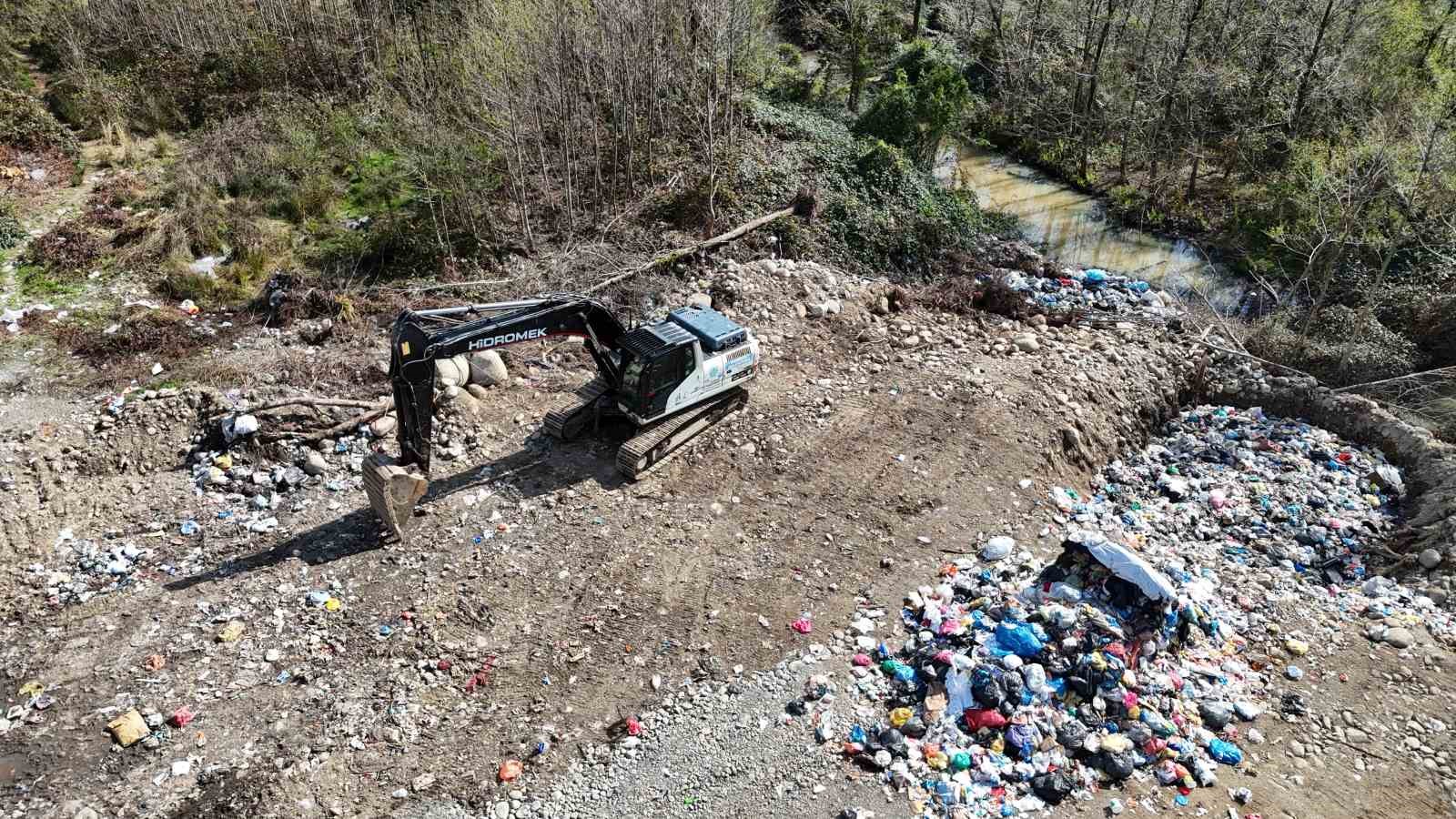 Rize’de vahşi çöp depolama sahası vatandaşları canından bezdirdi
