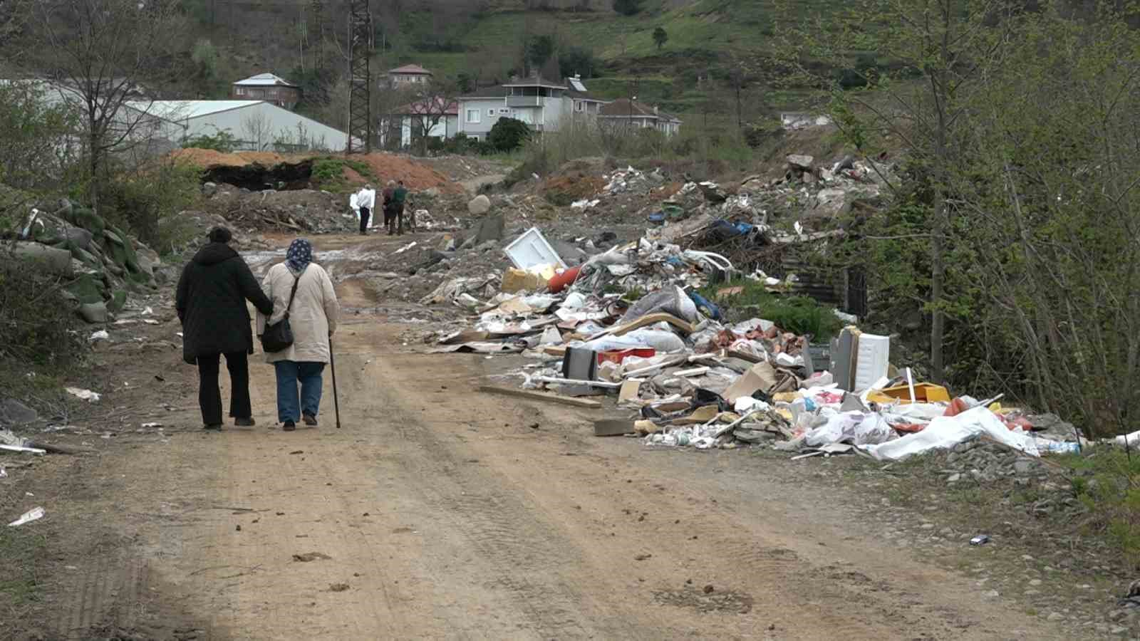 Rize’de vahşi çöp depolama sahası vatandaşları canından bezdirdi
