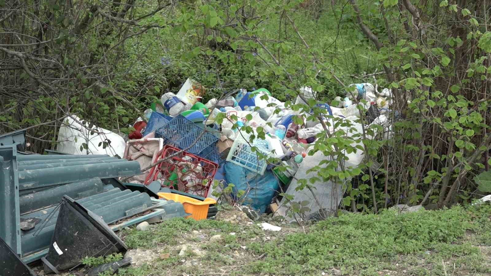 Rize’de vahşi çöp depolama sahası vatandaşları canından bezdirdi
