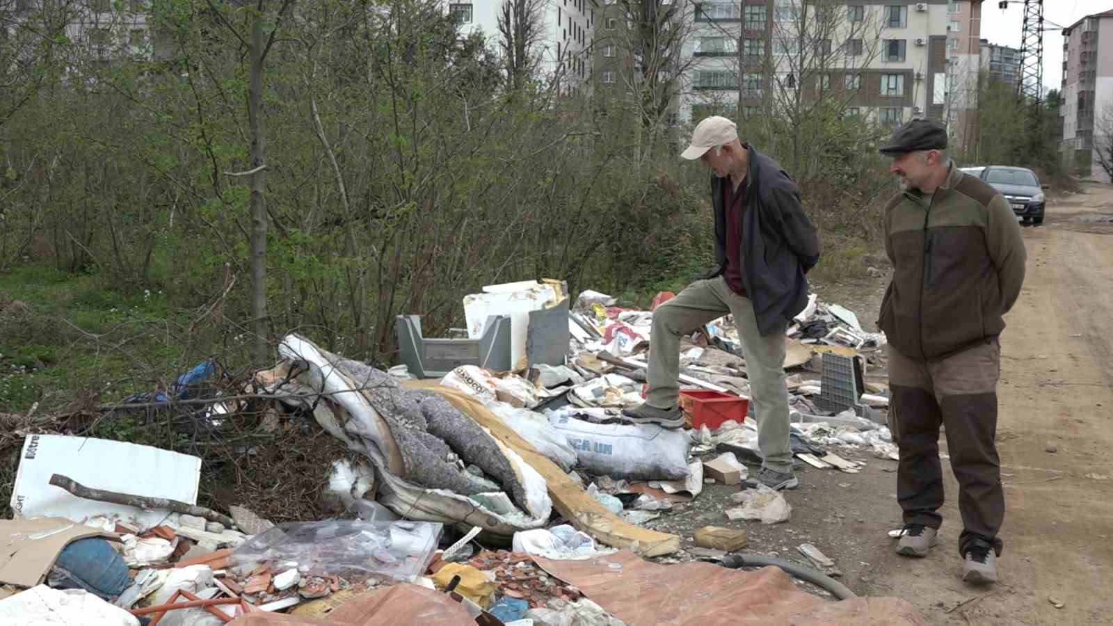 Rize’de vahşi çöp depolama sahası vatandaşları canından bezdirdi

