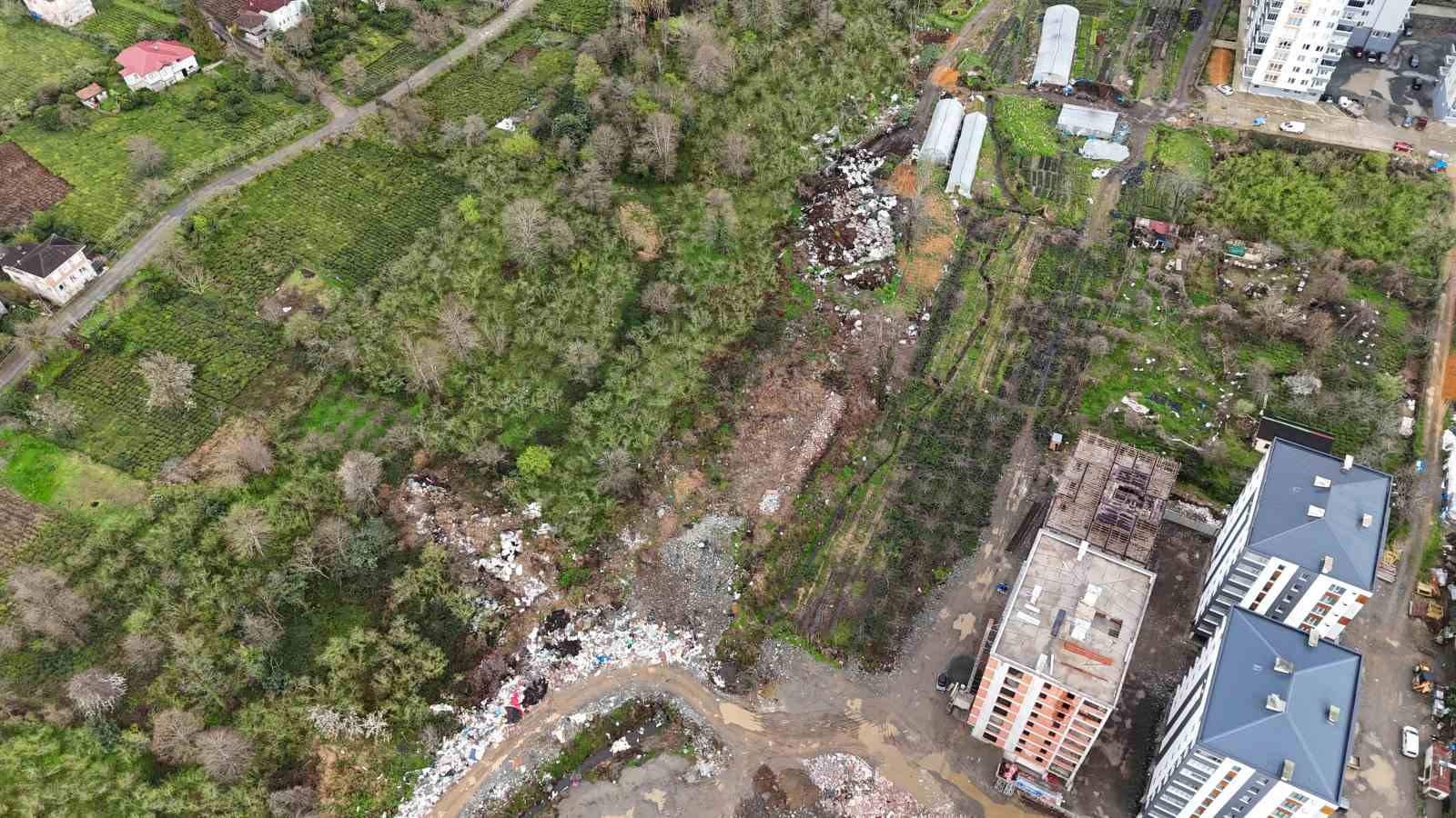 Rize’de vahşi çöp depolama sahası vatandaşları canından bezdirdi
