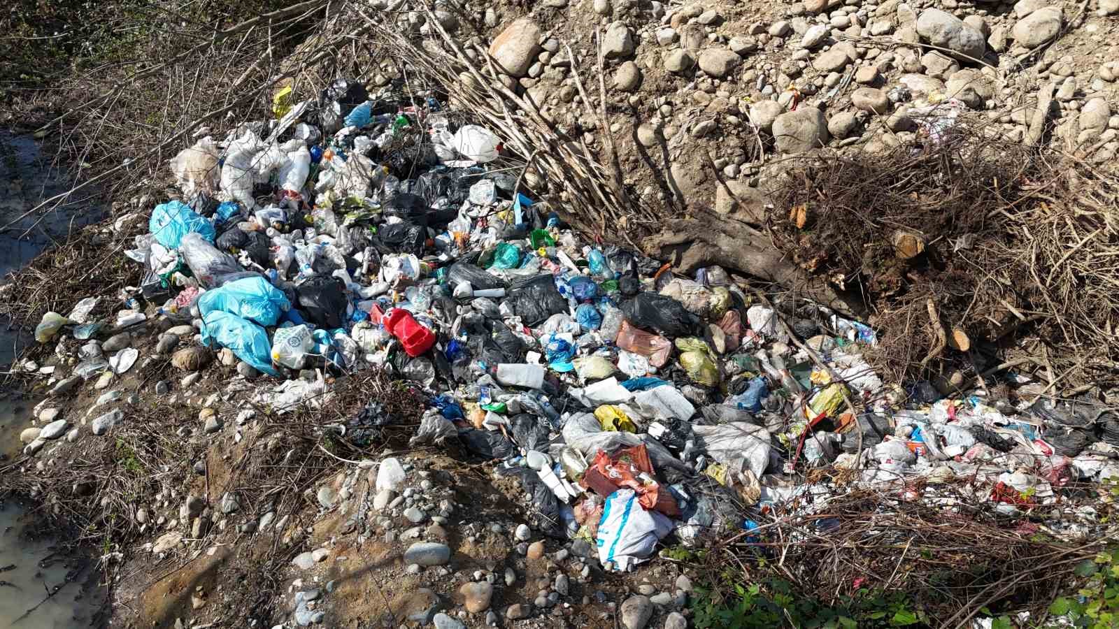 Rize’de vahşi çöp depolama sahası vatandaşları canından bezdirdi
